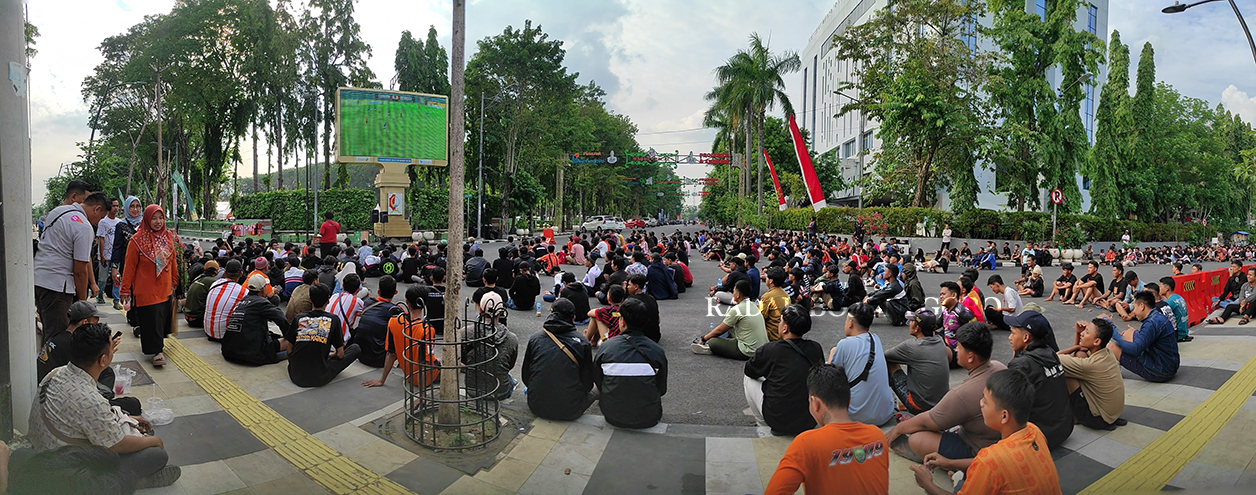 NOBAR: Suporter Persibo Bojonegoro nonton bareng di Alun-Alun Bojonegoro. (DHANI WAHYU ALFIANSYAH/RADAR BOJONEGORO)