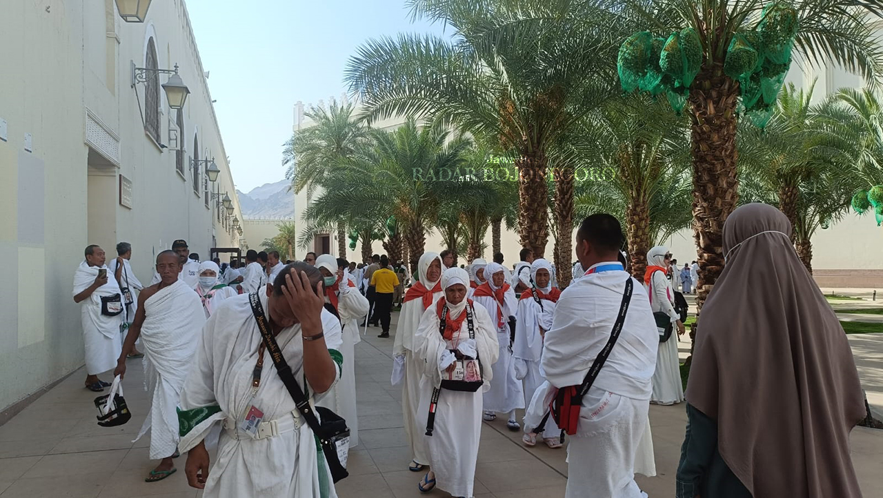 JEMAAH HAJI: Masjidilharam mendekati puncak haji dipenuhi jemaah dari berbagai penjuru dunia. Sebagian memilih salat jumat di masjid hotel. (DOK KEMENAG BOJONEGORO)