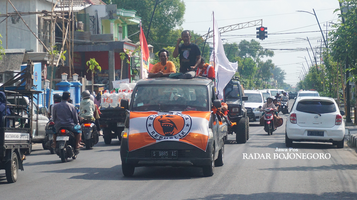 SAMBUT KEDATANGAN: Suporter menyambut kedatangan pemain Persibo. (YUAN EDO/RADAR BOJONEGORO)