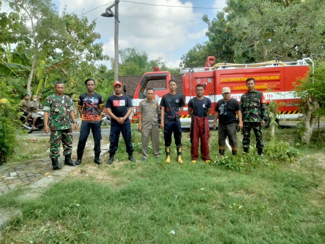 Petugas Damkar Bojonegoro dan jajaran yang turut membantu memadamkan kebakaran.