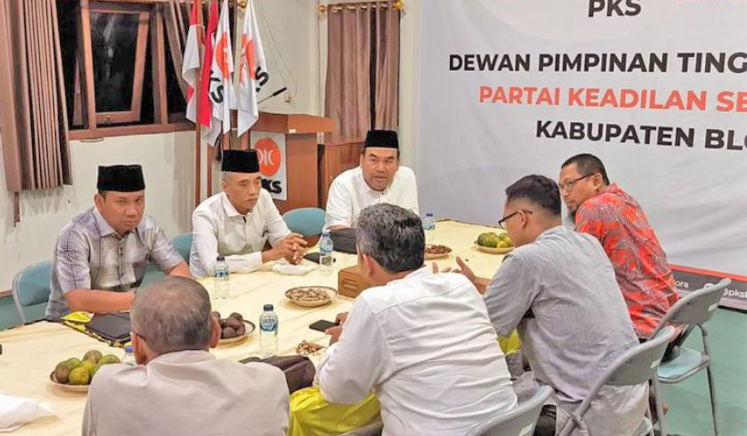 KOALISI: Pihak PKB dengan PKS Blora sedang diskusi bersama di acara silaturahmi di kantor DPD PKS Blora, Senin malam (10/6).