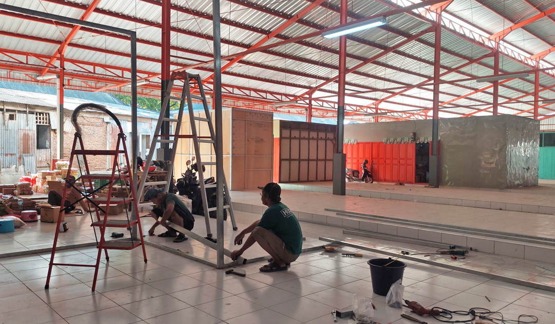 BANGUN KIOS: Pekerja sedang mengerjakan bangunan kios semi permanen di atas los bangunan baru Pasa Induk Cepu.