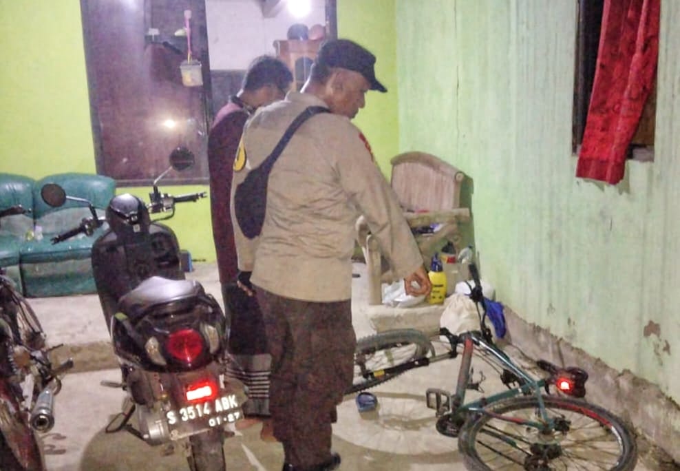 Polisi tunjukan bercak yang ada di sekitar tkp.