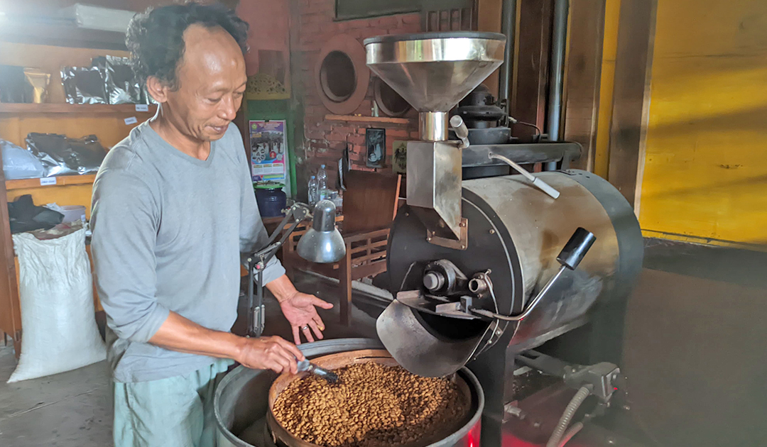 ROASTING KOPI: Agus salah satu pengusaha kopi di Bojonegoro sedang meroasting kopi.
