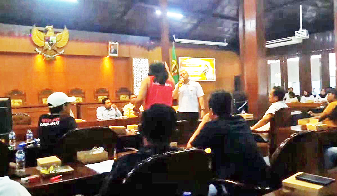 AUDIENSI: Front Blora Selatan (FBS) audiensi di Gedung DPRD Blora pada Selasa lalu (11/6). Ditemui Komisi B DPRD Blora membahs terkait pengelolaan minyak sumur tua.