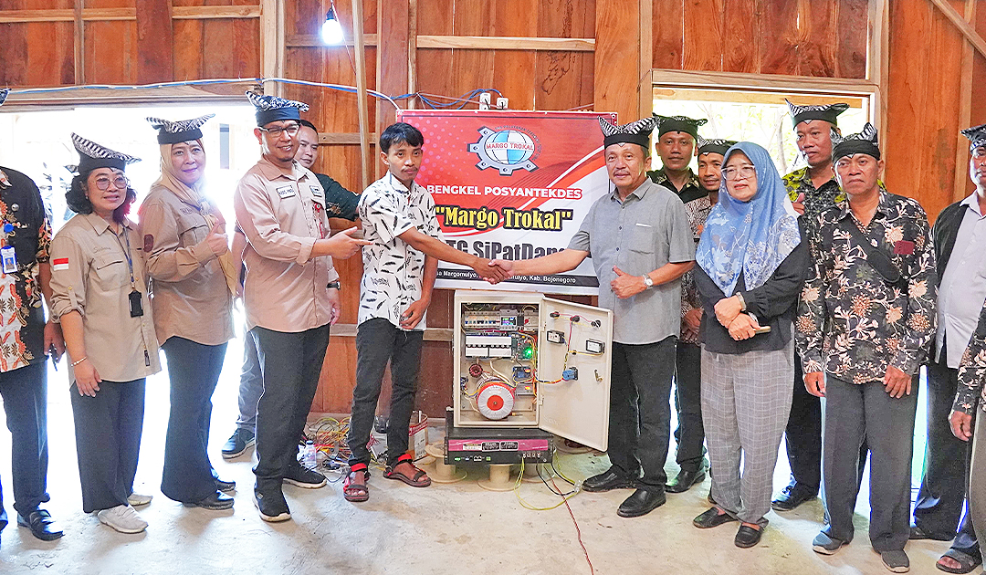 INOVATIF: Rohmad Ainul Yaqin berhasil menciptakan teknologi listrik tepat guna. Berhasil meraih Juara 1 Pemuda Pelopor Jatim. Turut hadir mengapresiasi Tokoh Kelima Samin hingga DPMD Bojonegoro