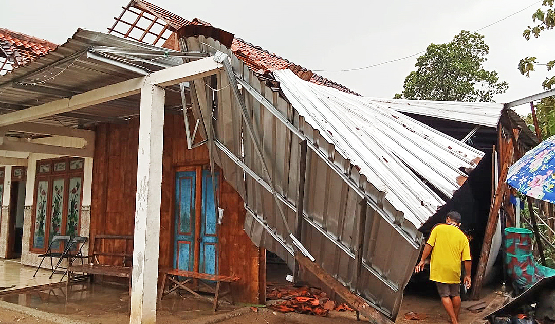 TERHEMPAS ANGIN KENCANG: Salah satu atap rumah warga Dusun Sambirejo, Desa Jampet, Kecamatan Ngasem ambruk akibat terhempas angin kencang.