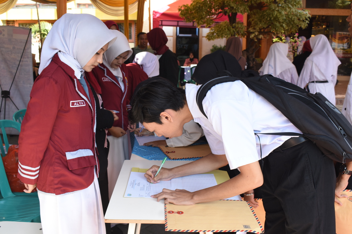 MENCARI KERJA: Pemuda sedang mencari kerja, sejak Januari hingga Mei tercatat 1.009 warga Bojonegoro mencari kerjaan.