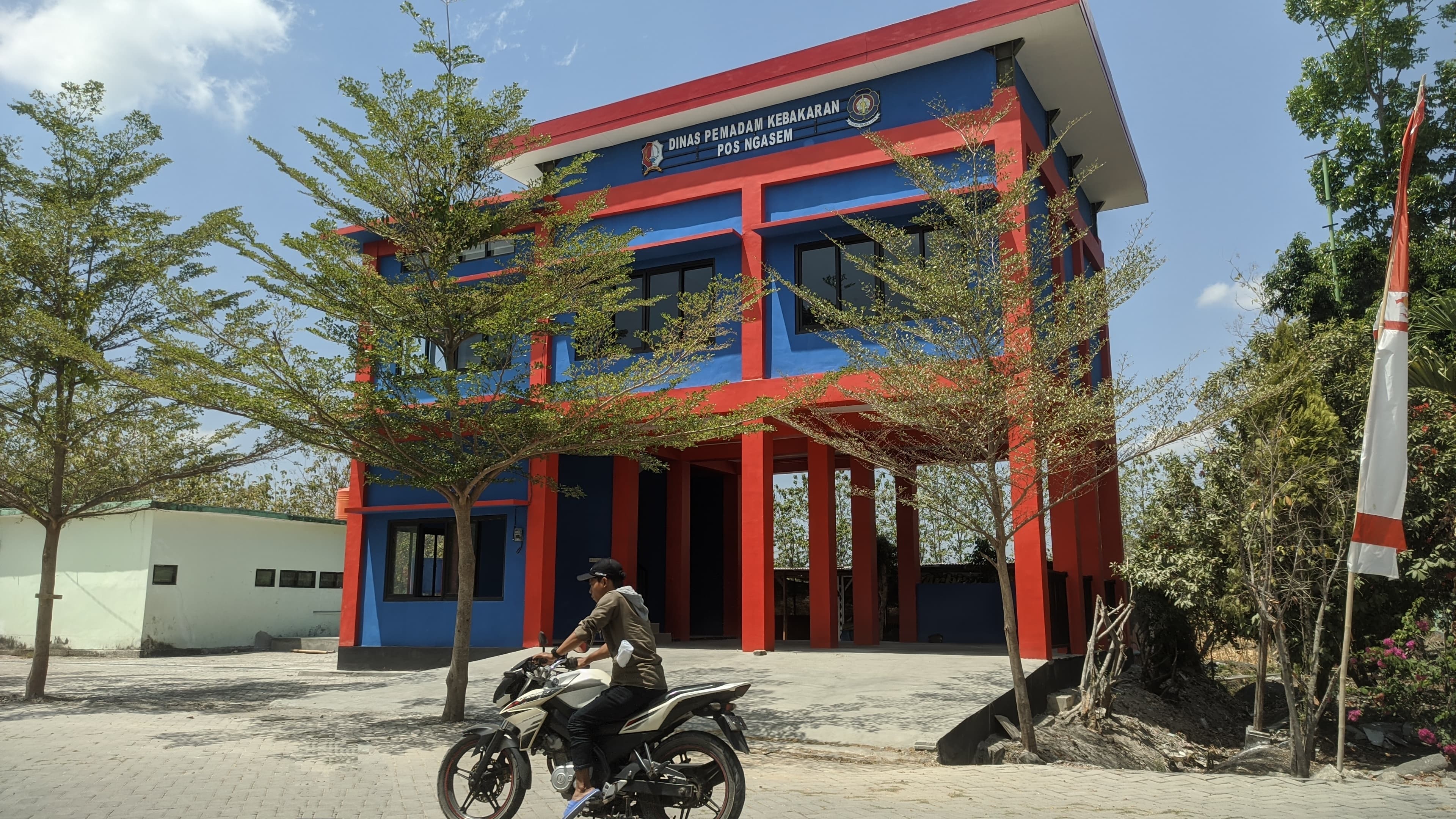 BELUM BEROPERASI: Pos Damkar di kecamatan Ngasem ini belum beroperasi. Meski proses pembangunannya sudah selesai.