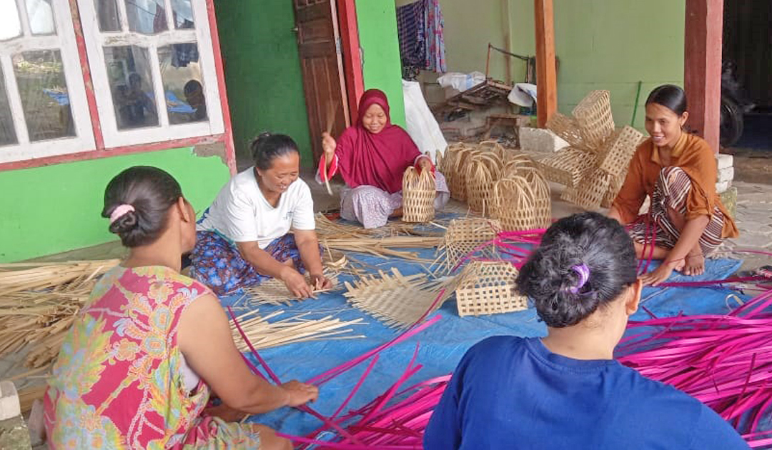 KERAJINAN BESEK: Aktivitas sehari-hari proses pembuatan kerajinan besek di Desa Kedungsatriyan, Kecamatan Ngawen.