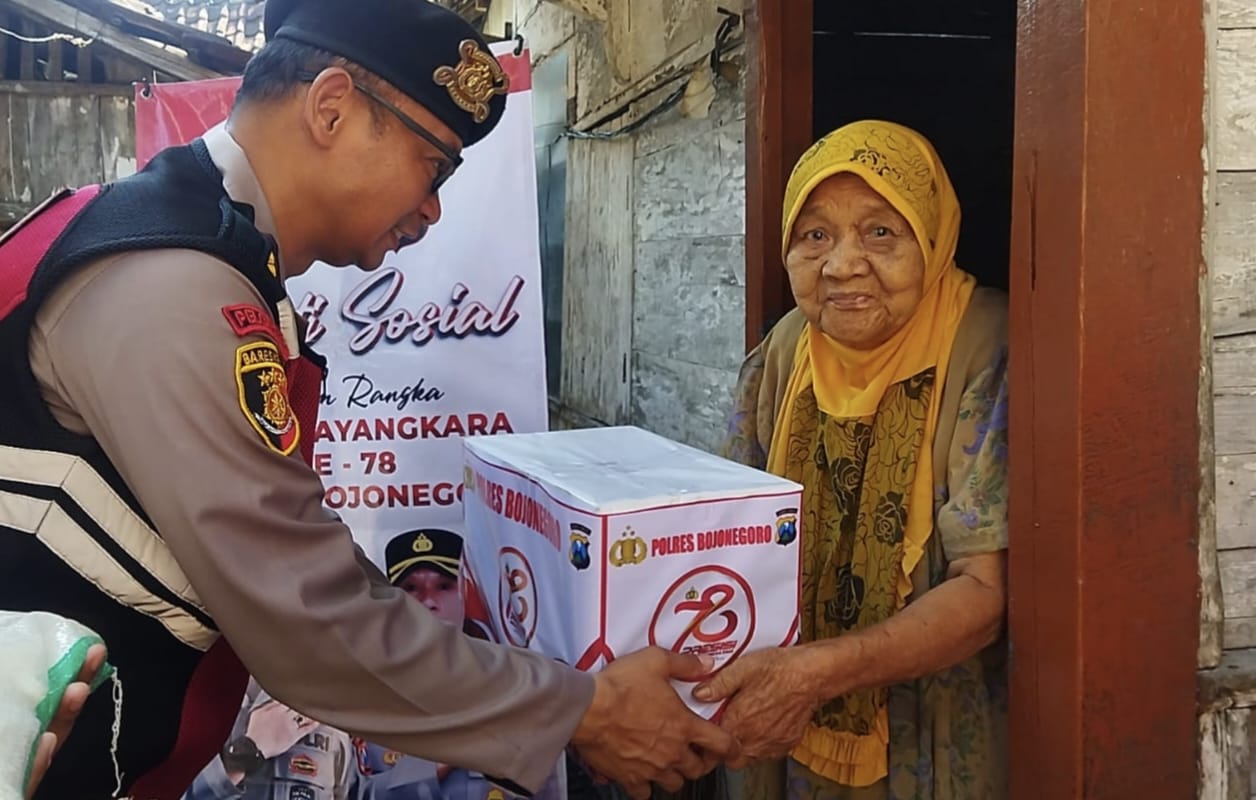 KBO Sat Samapta Polres Bojonegoro, Iptu Khambali saat menyerahkan paket sembako kepada warga di Desa Ledokwetan, Bojonegoro, Kamis siang (20/6). (DOK. POLRES BOJONEGORO)