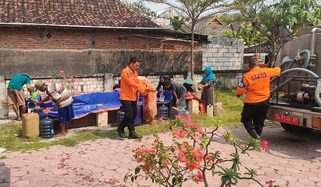 SOLUSI JANGKA PENDEK: Petugas menyuplai air bersih ke korban kekeringan. Kondisi ini hampir terjadi setiap tahun, sehingga butuh solusi jangka panjang.