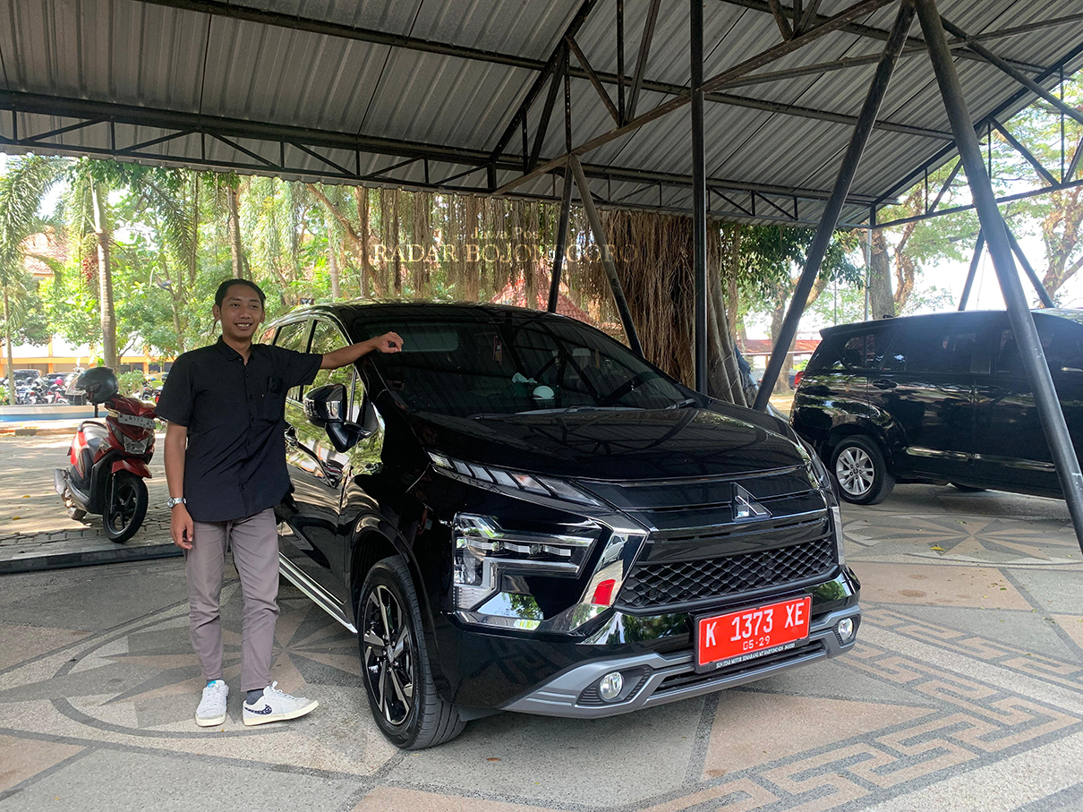 MOBIL DINAS BARU: Mobil Xpander baru terparkir di area Pemkab Blora untuk kepala bagian. (RAHUL OSCARRA DUTA/RADAR BOJONEGORO)