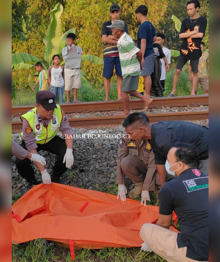 DIDUGA BUNUH DIRI: Pria tanpa identitas diduga bunuh diri di rel kereta api Desa Sukoharo, Kecamatan Kalitidu Jumat (21/6) (DHANI WAHYU ALFIANSYAH/RADAR BOJONEGORO)
