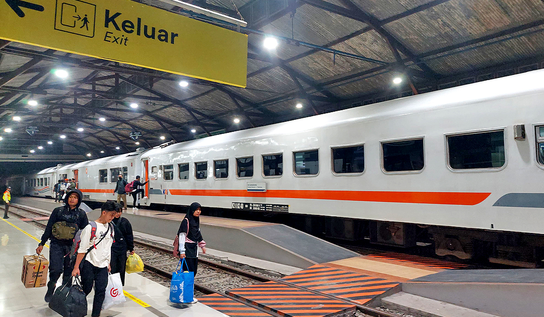 REAKTIVASI CEPU-BLORA:KA saat menaikkan dan menurunkan penumpang di Stasiun Cepu, jalur Cepu-Blora bakal diaktifkan.