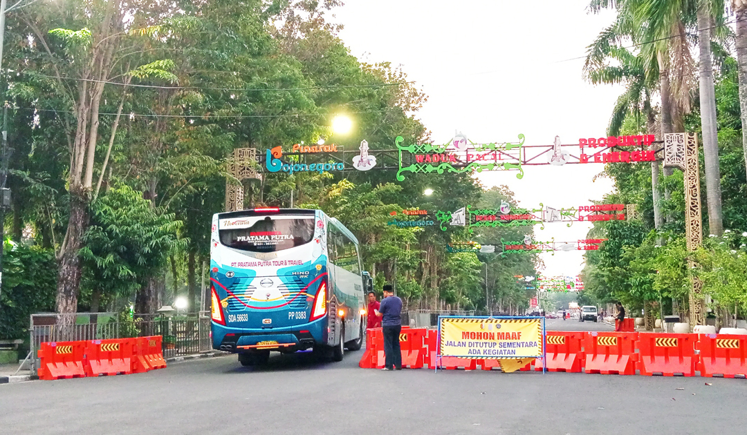 SAMBUT KEDATANGAN HAJI: Petugas sedang berjaga di Jalan Mastumapel persiapan menyambut kedatangan jemaah haji.