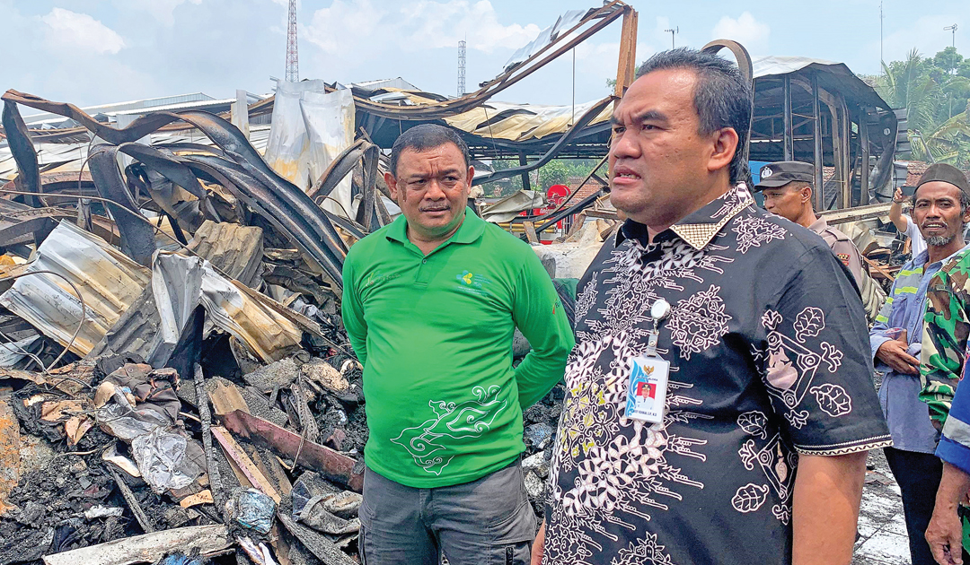 BELUM DIBANGUN:Bupati Arief Rohman meninjau Pasar Ngawen yang ludes terbakar pada awal tahun ini.