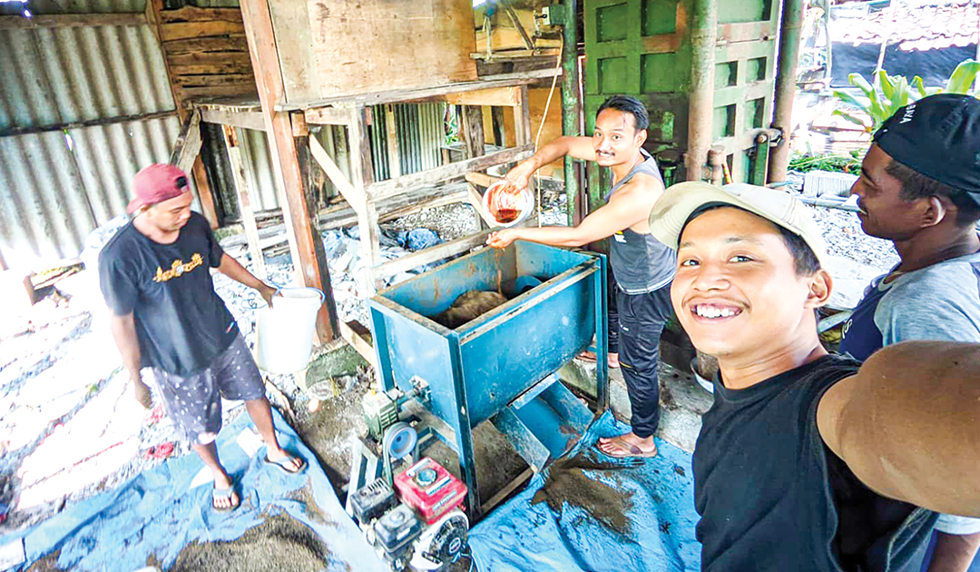 SILVOPASTURA: Sulistyo Nurul Cahyanto Bersama anggota Kelompok Ternak Srono Makmur di Desa Sumberbendo, Kecamatan Bubulan sedang mengolah limbah ternak menjadi pupuk organik.