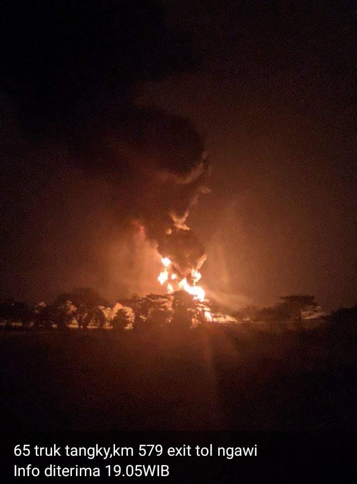 Mengerikan, kebakaran truk tangki BBM di tol Ngawi-Solo pada Selasa (25/6) malam.