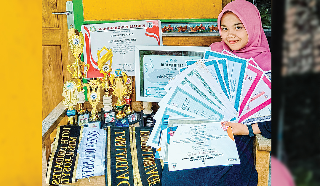 LANGGANAN JUARA: Gista Febrian Syaputri menunjukkan piagam serta piala hasil dari juara berbagai perlombaan.