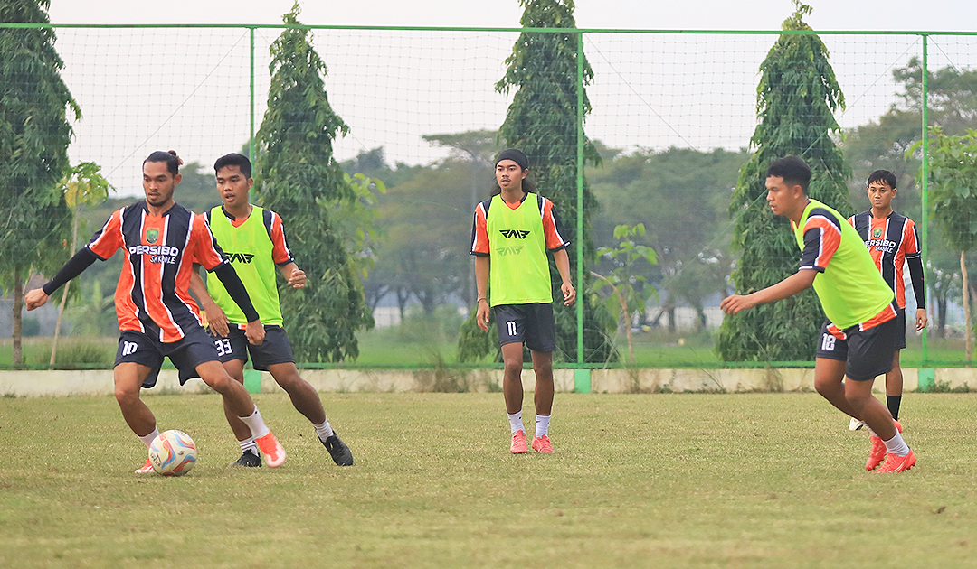 PUTRA DAERAH: Zardan Aroby (kiri) menjadi salah satu pemain putra daerah yang menjadi bagian Persibo untuk menghadapi Persebaya 29 Juni mendatang. Jajaran manajemen akan menambah beberapa pemain.