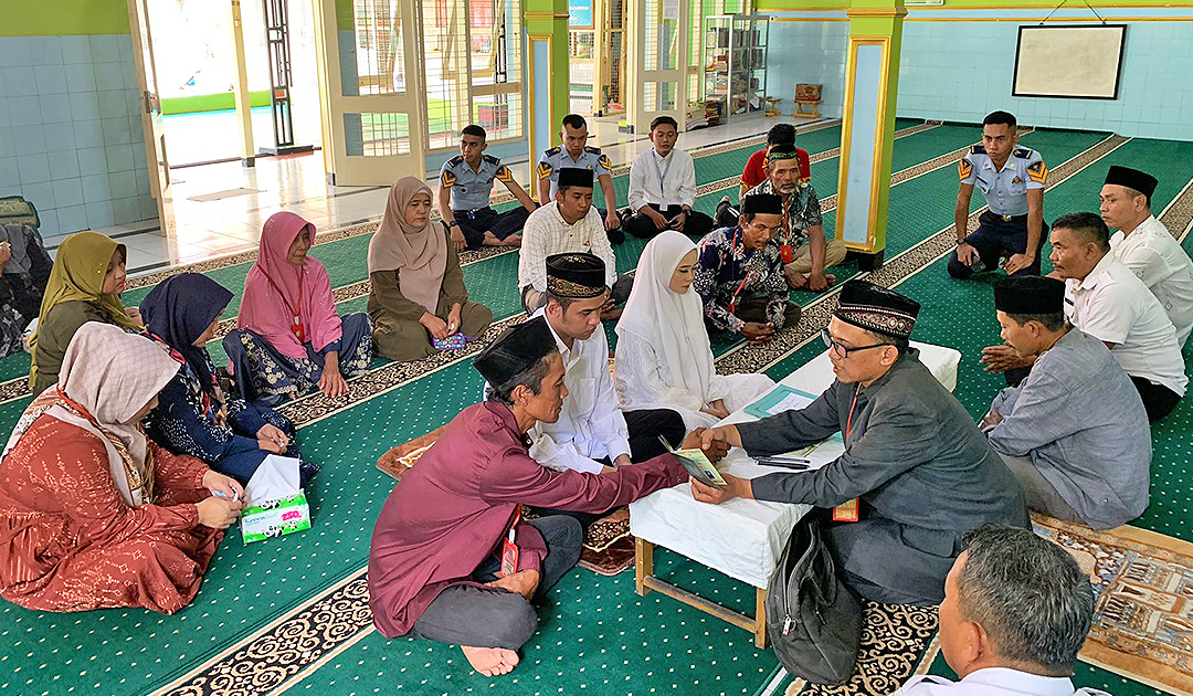 SAKRAL: Pasangan Akhmad Khoirur Roziqin alias Kintul dan Ike Deviana telah resmi menikah. Kintul merupakan tahanan kasus UU Kesehatan, akad nikah digelar di Masjid Baiturrohim, Lapas Kelas IIA.