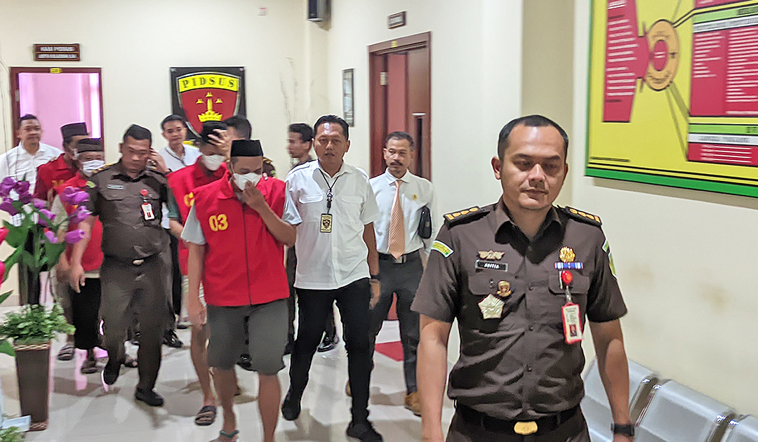 Empat tersangka kasus korupsi BKKD Kecamatan Padangan berajalan menunduk. Kejari kebut penyusunan berkas dakwaan.