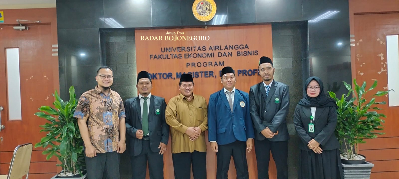 BANGGA: Salah satu dosen tetap IAI Al Fatimah Joko Hadi Purnomo telah merampungkan ujian terbuka disertasi promovendus di Fakultas Ekonomi dan Bisnis Unair Surabaya. (IST/RADAR BOJONEGORO)