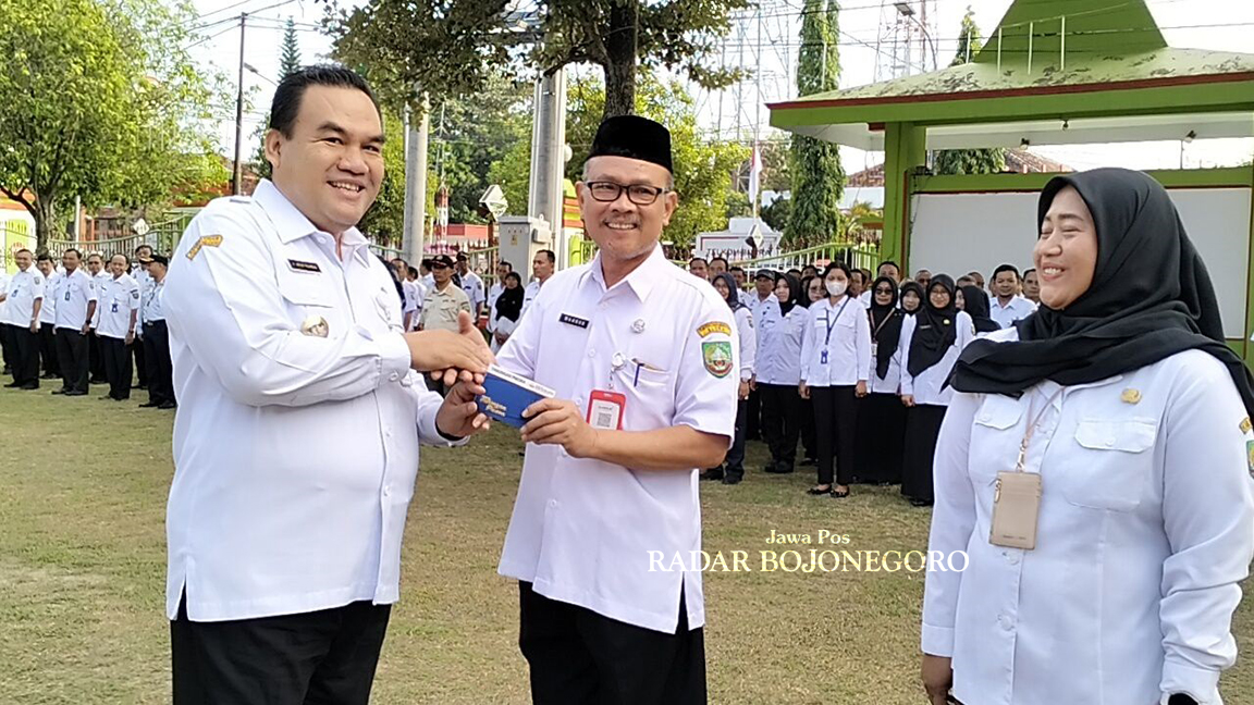 MENABUNG: Bupati Blora Arief Rohman mengajak para ASN Pemkab Blora untuk kompak menabung di bank-bank daerah. Khususnya, menabung di Perumda BPR Bank Blora Artha. (IST/RADAR BOJONEGORO)