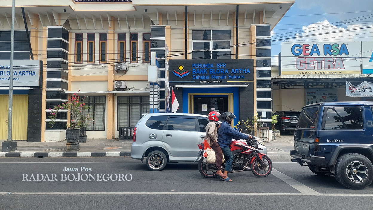 KREDIT MACET: Suasana kantor pusat Perumda BPR Bank Blora Artha yang berada di Jalan Pemuda, turut Kecamatan Blora Kota. (LUKMAN HAKIM/RADAR BOJONEGORO)