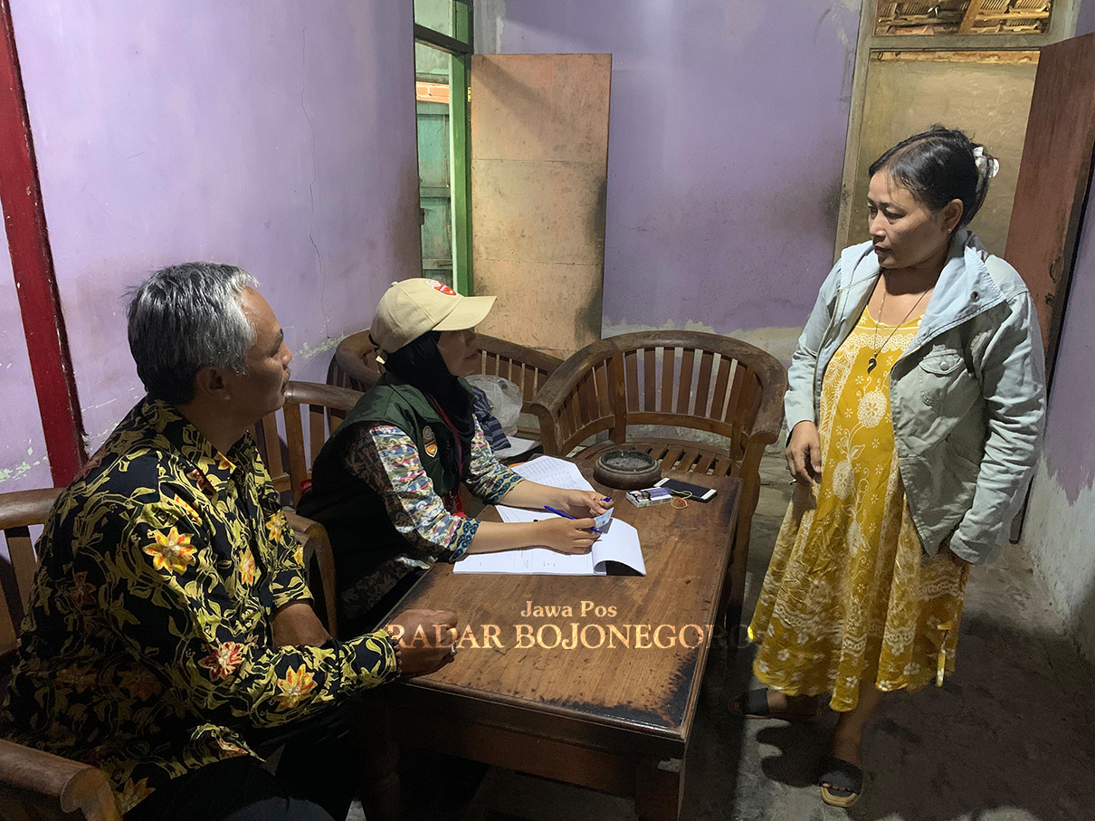 COKLIT: Ketua KPU Blora Widi Nurintan Ary Kurnianto bersama pantarlih Desa Geneng, Kecamatan Jepon sedang melakukan coklit di salah satu rumah warga &ldquo;kampung baru&rdquo;. (RAHUL OSCARRA DUTA/RADAR BLORA)