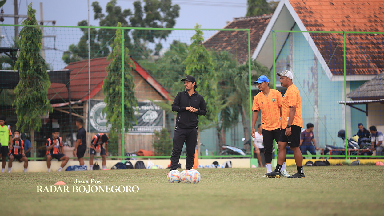 SIAP HADAPI PERSEBAYA: Pelatih Persibo Ade Suhendra siap bawa anak-anak asuhnya menjalani pertandingan persahabatan dengan Persebaya di Stadion GBT malam ini. (Hakam Alghivari/RADAR BOJONEGORO)