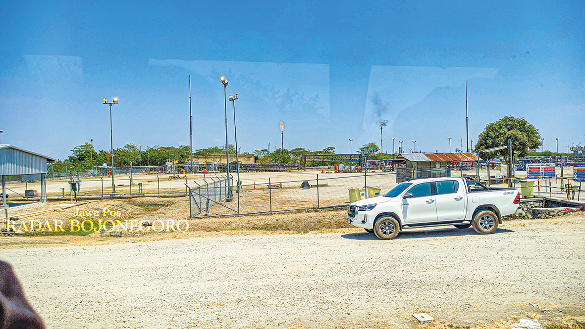 LAPANGAN MIGAS: Aktivitas pengeboran migas di Lapangan Banyu Urip, Blok Cepu. Proses tukar guling lahan tanah desa di jalur pipa belum tuntas. (DHANI WAHYU ALFIANSYAH/RADAR BOJONEGORO)