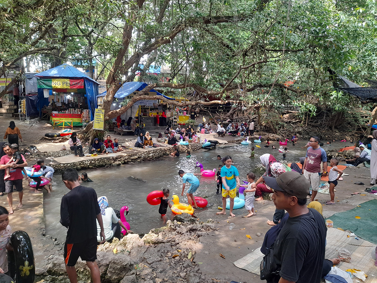 LIBURAN TIPIS-TIPIS: Anak-anak berenang di sungai grogolan dari sumber mata air langsung. Sebagai alternatif liburan tipis-tipis yang ramah kantong menjelang kenaikan kelas siswa. (DEWI SAFITRI/RADAR