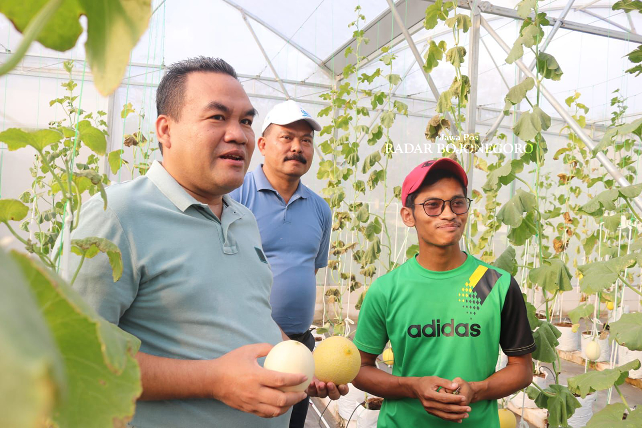 INSPIRATIF: Bupati Blora Arief Rohman (kiri) dan pemilik Agrowisata Girli Farm Adi Latif Mashudi menginspirasi anak muda agar tidak malu bertani atau berternak. (ISTIMEWA/RADAR BOJONEGORO)