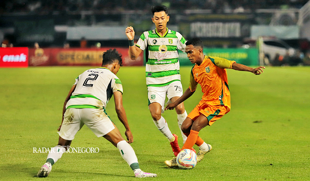 KALAH: Kadir Toyo pemain Persibo berusaha melewati Catur pemain Persebaya pada Anniversary Game di Stadion Gelora Bung Tomo (GBT), Sabtu lalu (29/6).