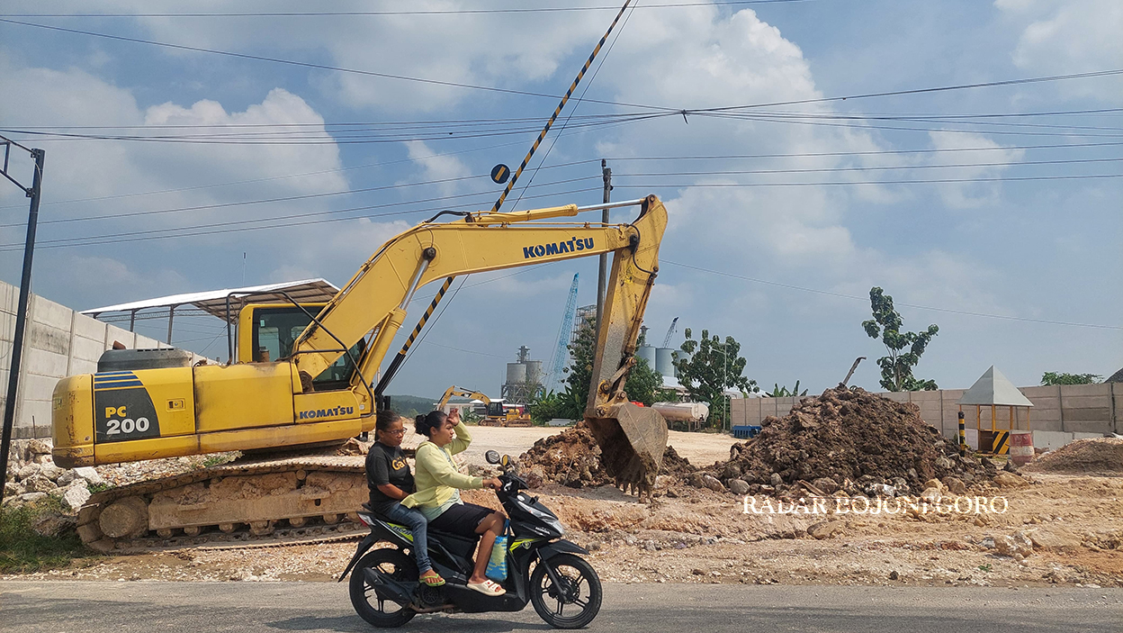 PABRIK KAPUR: Alat berat tampak berada di pintu masuk proyek pendirian pabrik kapur di Kecamatan Jiken. (LUKMAN HAKIM/RADAR BOJONEGORO)