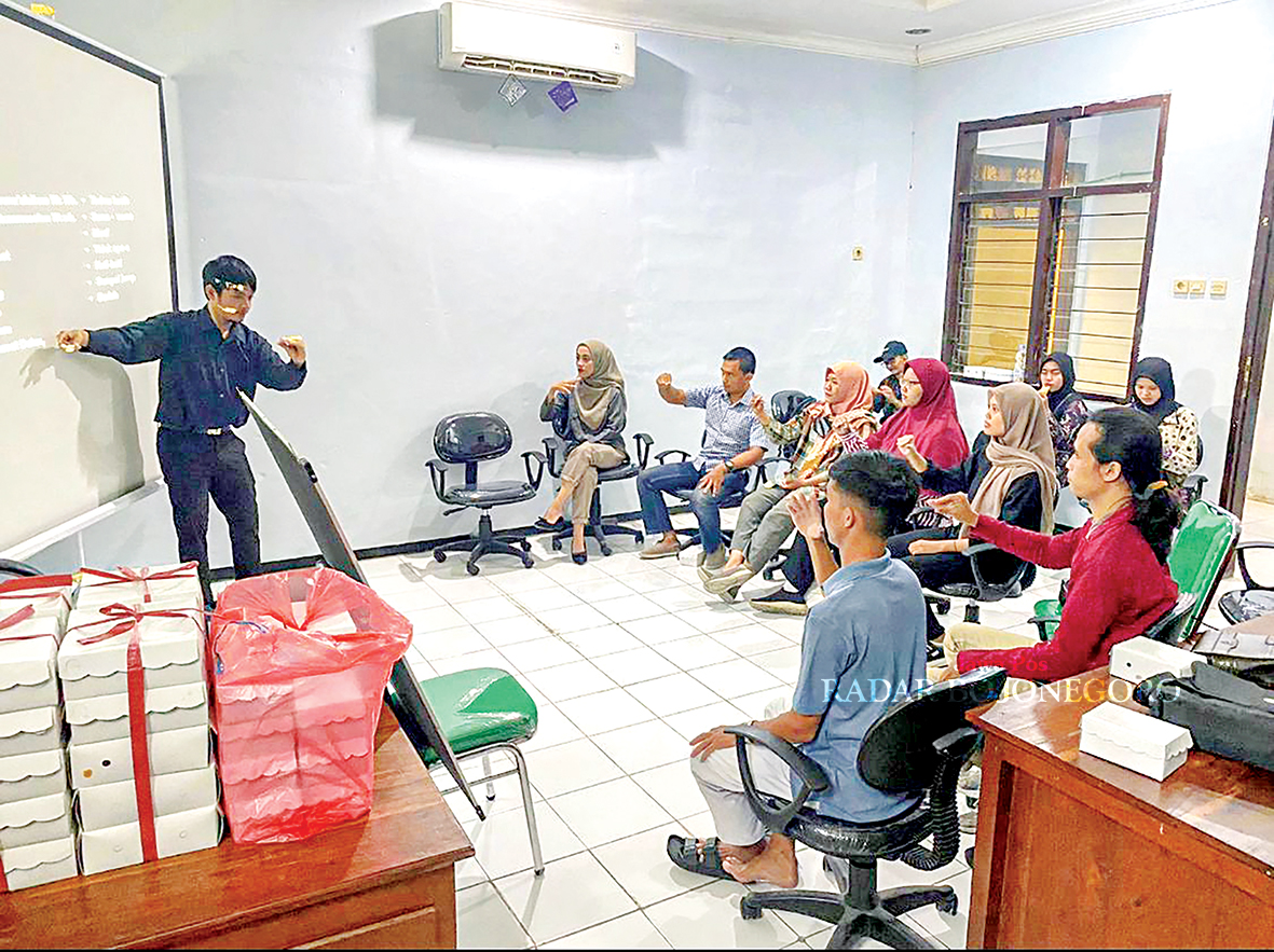 PELOPOR: Kelas Bahasa Isyarat Bojonegoro (Bisbojo) bergulir sejak Januari lalu. Muhammad Nashir Abdul Jabbar menginisiasi kelas tersebut agar semakin banyak Teman Dengar. (IST/RADAR BOJONEGORO)