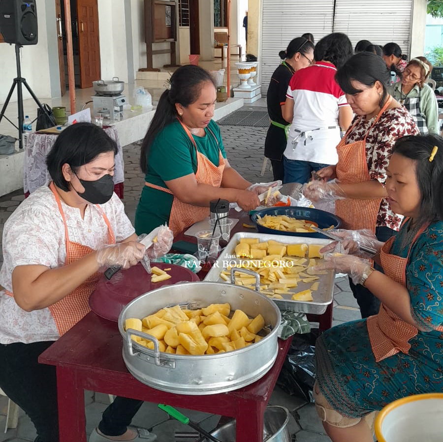 ENTASKAN KEMISKINAN: Pelatihan wirausaha pembuatan makanan ringan oleh Dinperinaker Bojonegoro. Rerata diikuti ibu rumah tangga. (ISTIMEWA/RADAR BOJONEGORO)