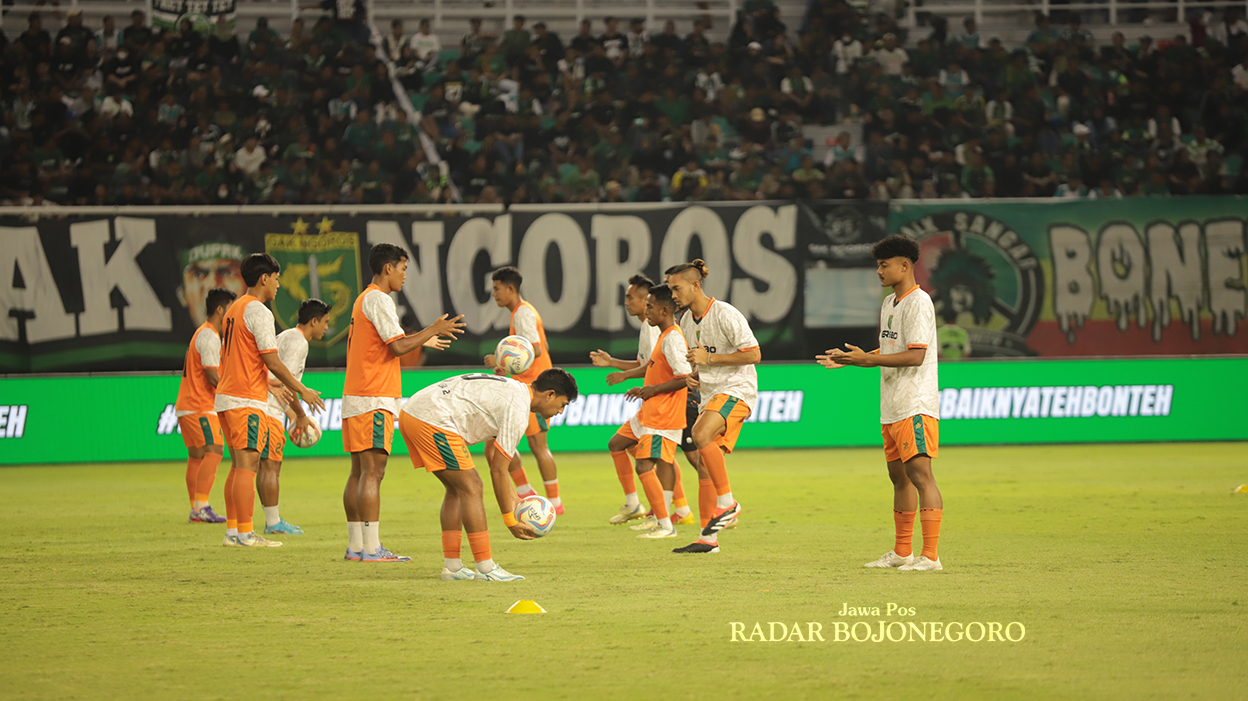 SUDAH BUBAR: Skuad Persibo saat persiapan Anniversary Game melawan Persebaya pada Sabtu (29/6) langsung dibubarkan.  (YUAN EDO/RADAR BOJONEGORO)