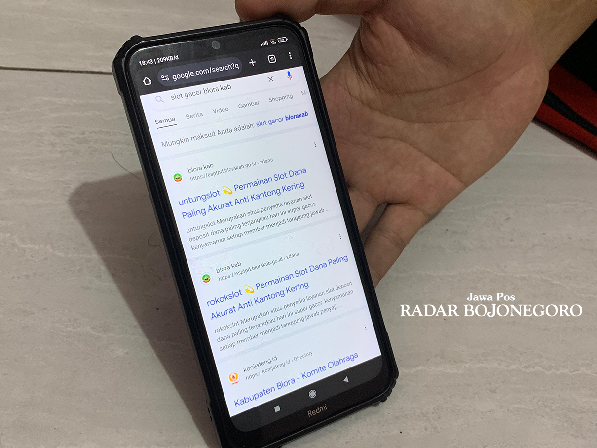 DIRETAS: Salah satu situsweb Pemkab Blora yang diretas dan disusupi promosi judi online. (RAHUL OSCARRA DUTA/RADAR BOJONEGORO)