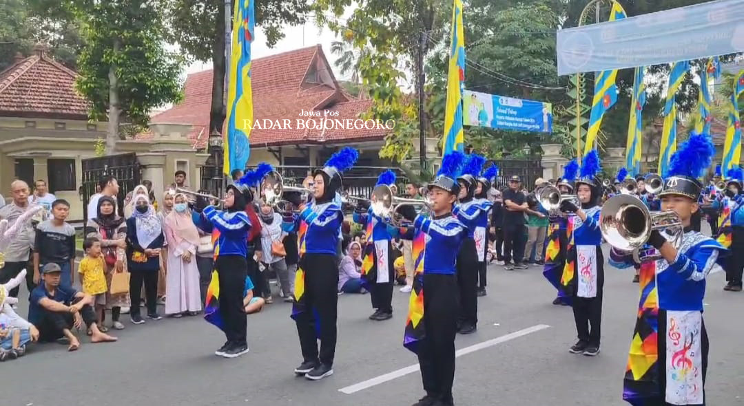 MEWAKILI BOJONEGORO: Gita Lintang Sembilan SMP Ahmad Yani 1 Baureno saat mewakili Bojonegoro di Kejurdaprov Drum Band Jawa Timur 2024 di Lamongan pada 28 - 30 Juni lalu. (ISTIMEWA/RADAR BOJONEGORO)
