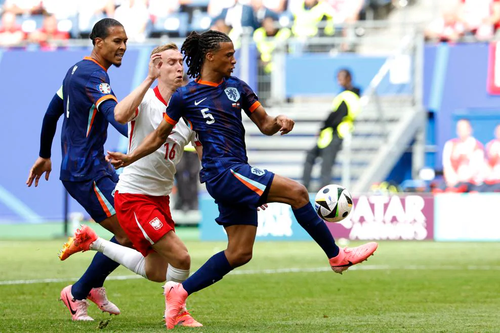 Virgil van Dijk dan Nathan Ake merupakan sebagian dari penggawa Oranje dengan darah Indonesia. (Dok. UEFA)