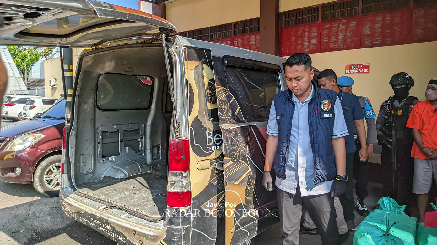BARANG BUKTI: Satu unit mobil rental dijadikan barang bukti kasus pencurian sapi menjelang Idul Adha. (DHANI WAHYU ALFIANSYAH/RADAR BOJONEGORO)