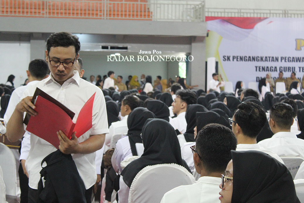 BELUM GAJIAN: PPPK hasil seleksi 2023 saat menerima SK pada akhir Juni lalu. Hingga Selasa (2/7) belum menerima gaji (DHANI WAHYU ALFIANSYAH/RADAR BOJONEGORO)