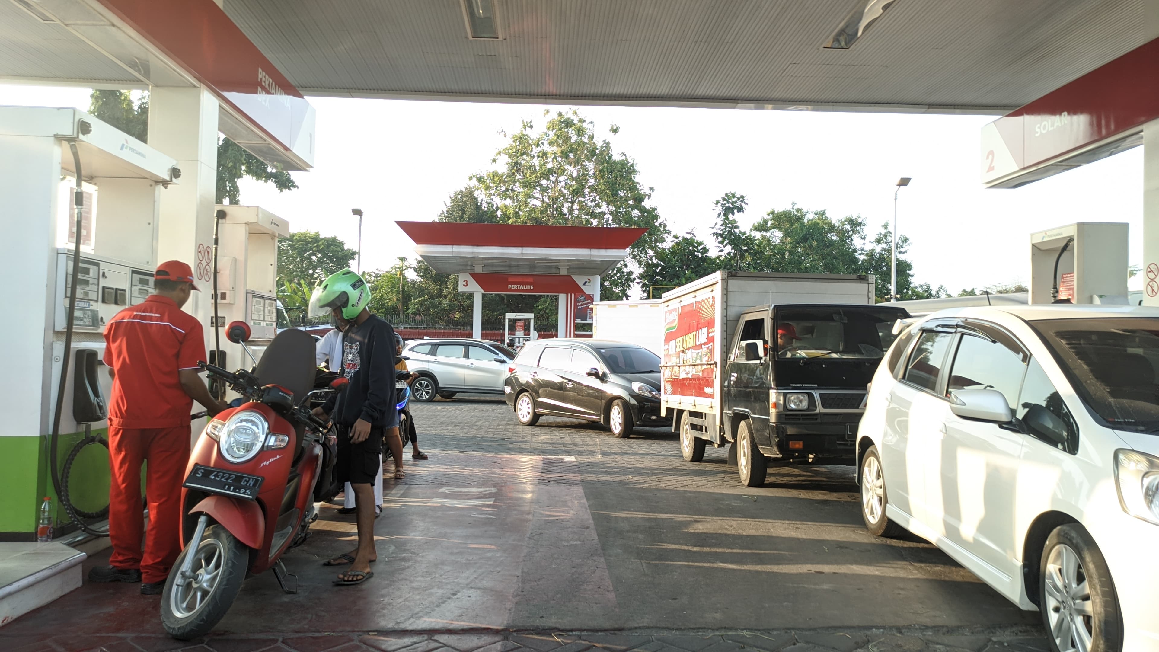 Penanganan kejadian kebakaran di SPBU mempunyai perbedaan teknik pemadaman, harus dicampur dengan media lain sebagai pengikat, seperti foam dan sejenisnya.