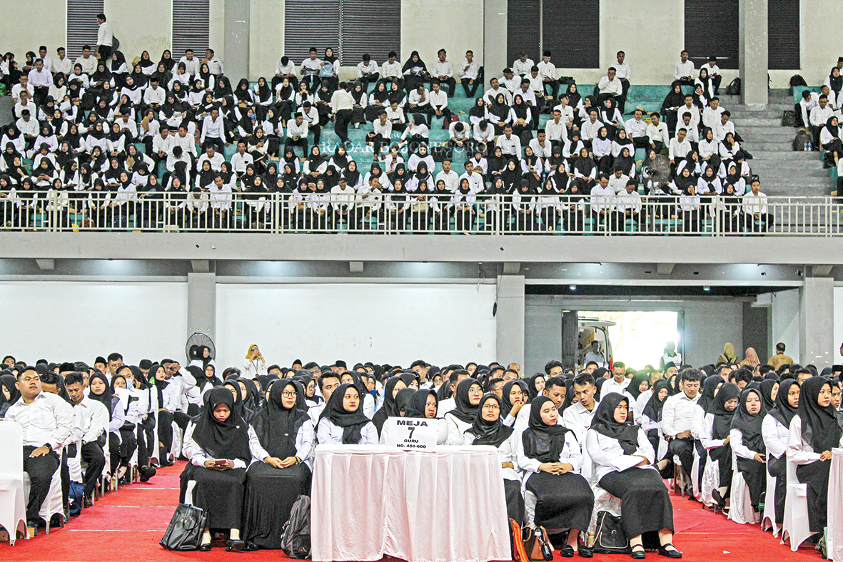 ABDI NEGARA: PPPK angkatan 2023 saat menunggu antrean penyerahan SK pada Juni lalu. (DHANI WAHYU ALFIANSYAH/RADAR BOJONEGORO)