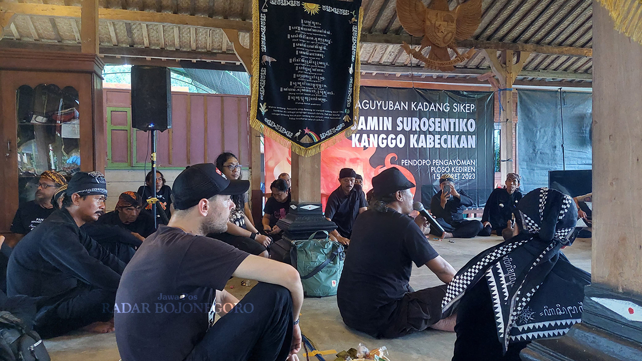SEDULUR SIKEP: Agenda Rembug Sedulur Sikep yang di Pendapa Ploso Kediren pada 2023. (LUKMAN HAKIM/RADAR BOJONEGORO)