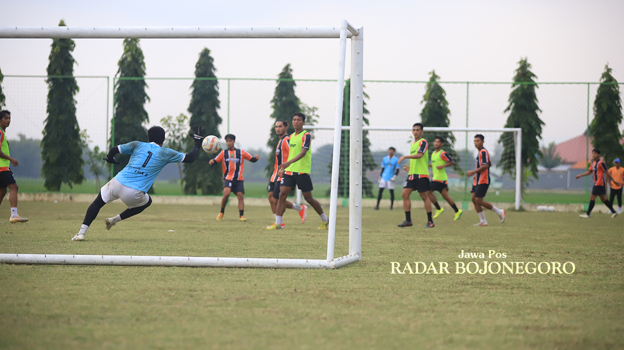 BELUM TENTUKAN PELATIH: Skuad persibo saat latihan menjelang laga Anniversary Game dengan Persebaya Surabaya. Manajemen belum tentukan pelatih hingga kemarin (4/7). (HAKAM ALGHIFARI/RADAR BOJONEGORO)