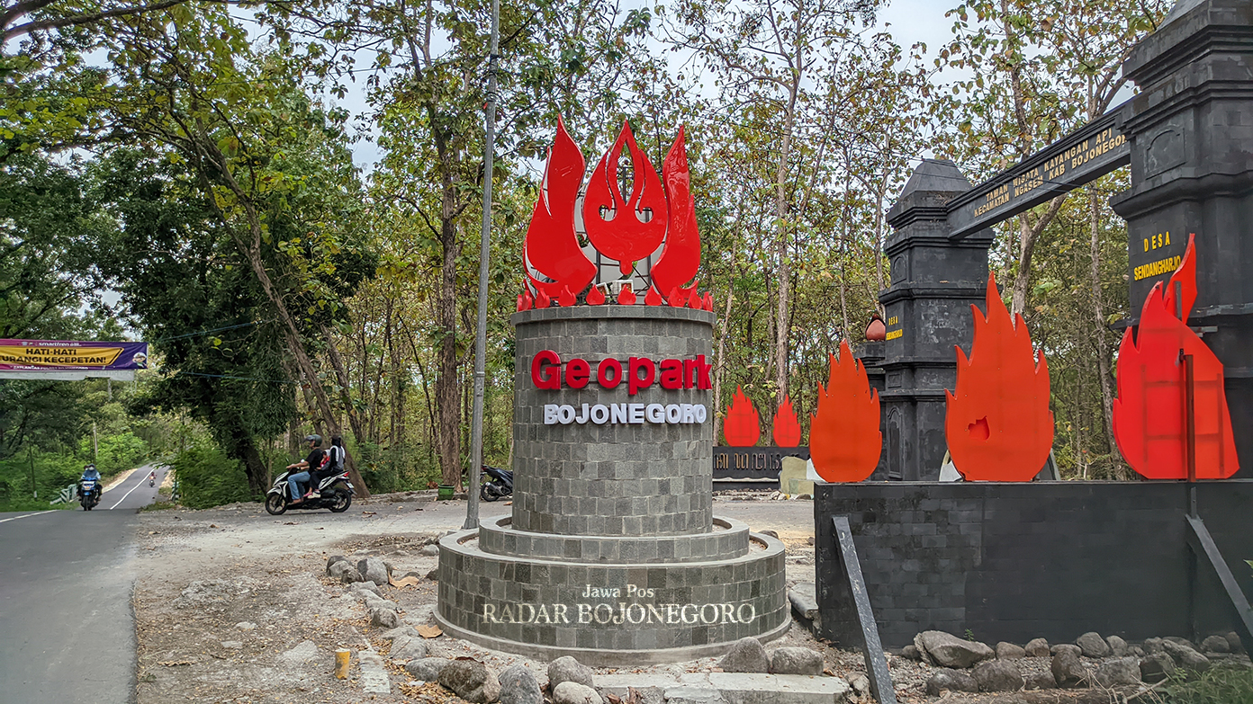 TUGU GEOPARK: Pemkab Bojonegoro membangun tugu Geopark di pintu masuk Kayangan Api. (DHANI WAHYU ALFIANSYAH/RADAR BOJONEGORO)